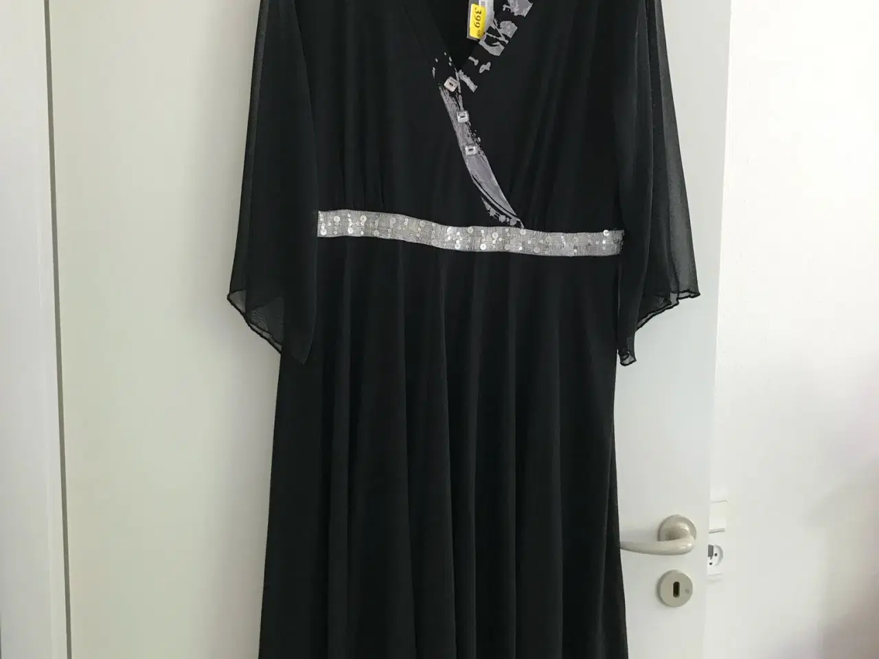 Billede 1 - Pronto sort kjole med palietter 