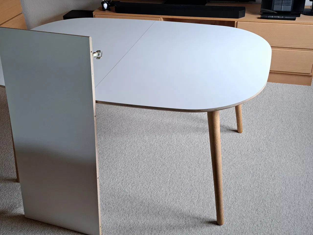 Billede 1 - Flot spisebord i hvid laminat.