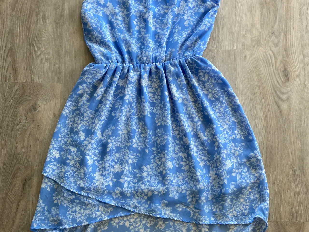 Billede 1 - Ærmeløs blå kjole med råhvide blomster str. 164