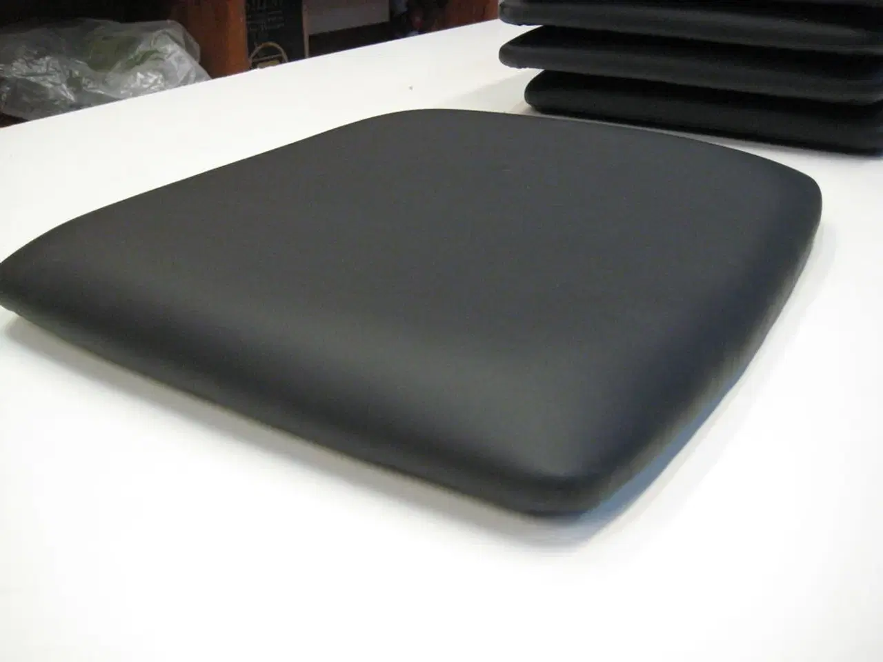 Billede 5 - 12 stk. polstrede sæder PU (Zenzi) bredde 48 - dybde 43 cm.