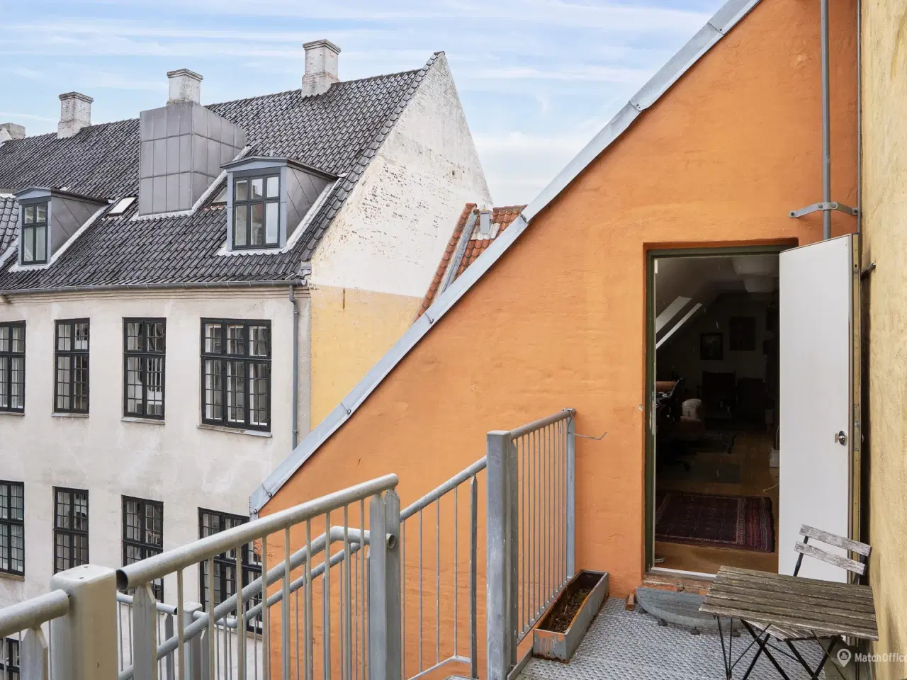 Billede 8 - Højt til loftet. blotlagte bjælker, altan og særdeles centralt beliggende