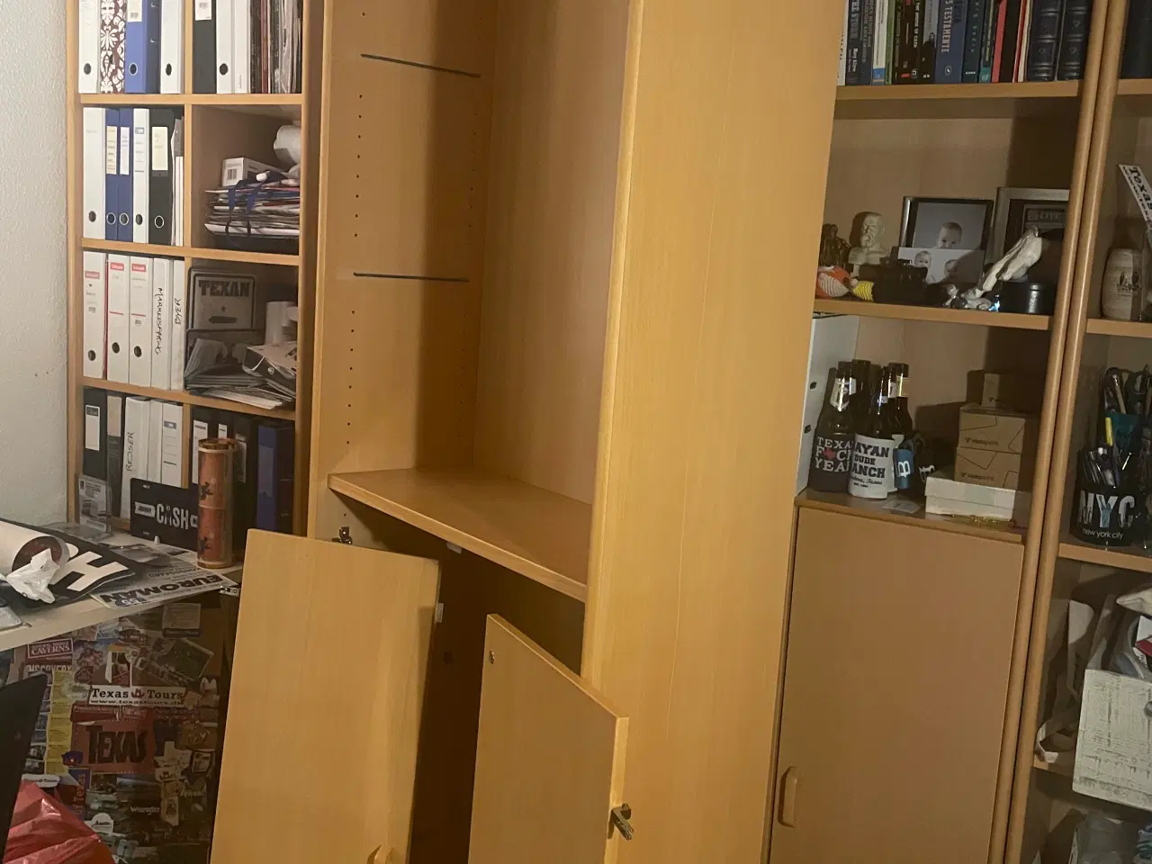 Billede 1 - Reol med to låger