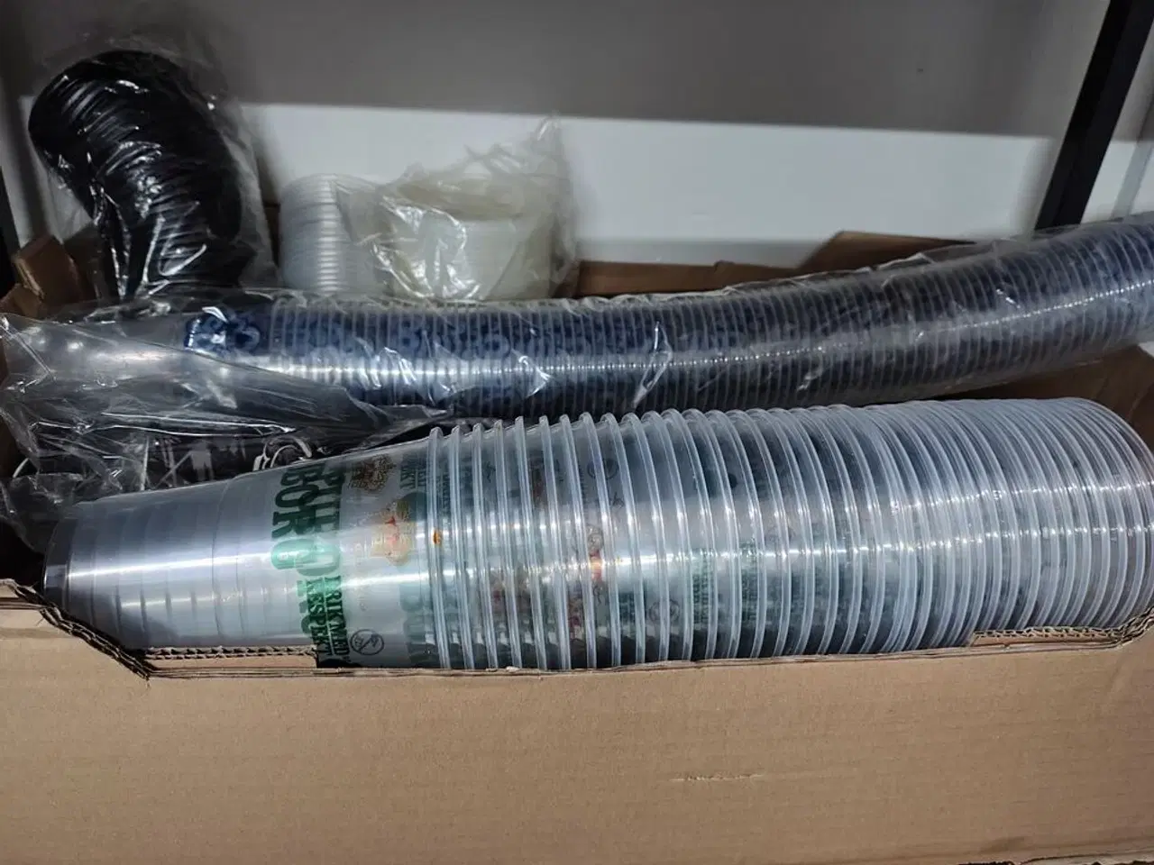 Billede 5 - Reol med indhold