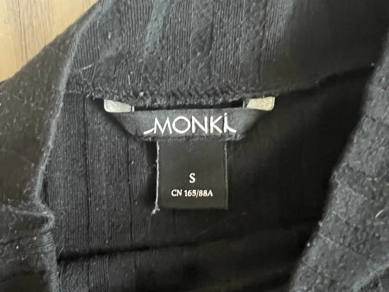 Billede 3 - Sort kjole fra Monki