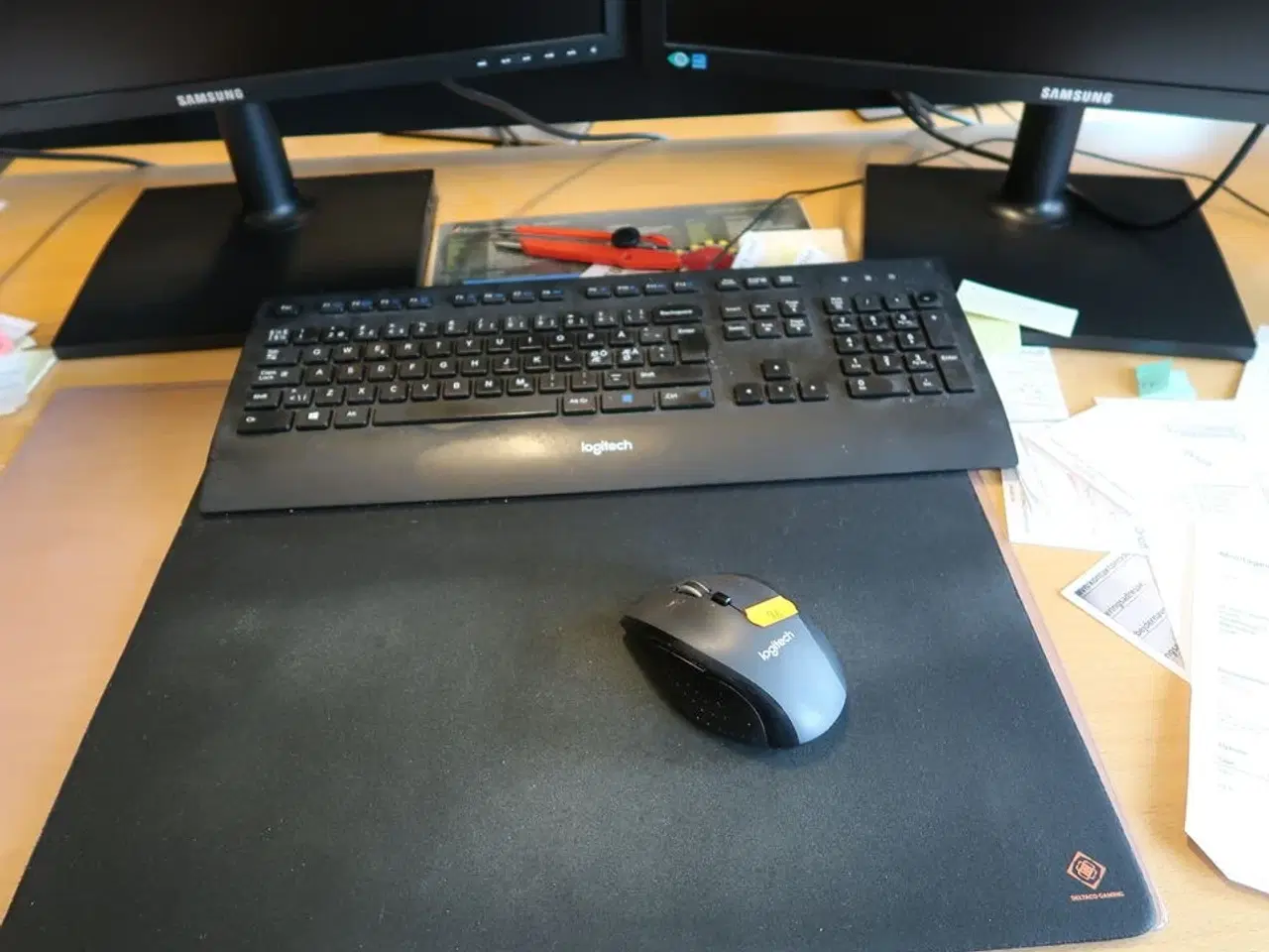 Billede 2 - 2 stk. computerskærme SAMSUNG S24E650 med tastatur og mus