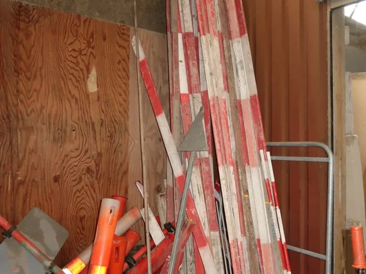 Billede 4 - Div. Afspærringsstolper, skilte m.m.