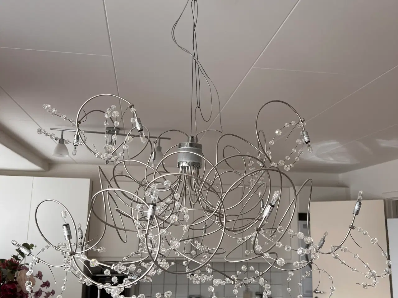 Billede 4 - Marmor spisebord, stole og lysekrone sælges. 