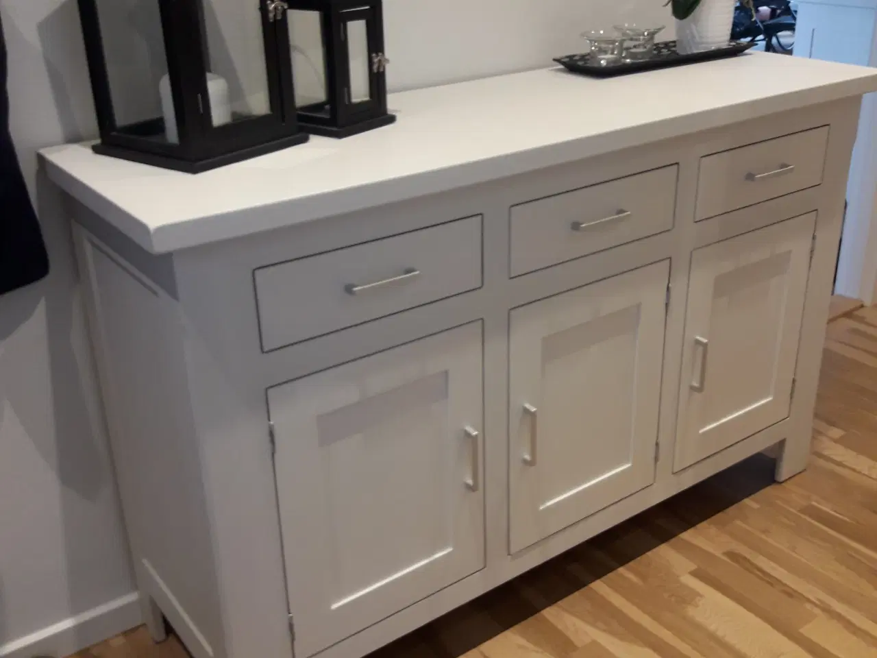 Billede 1 - Skænk, massiv hvidmalet eg.