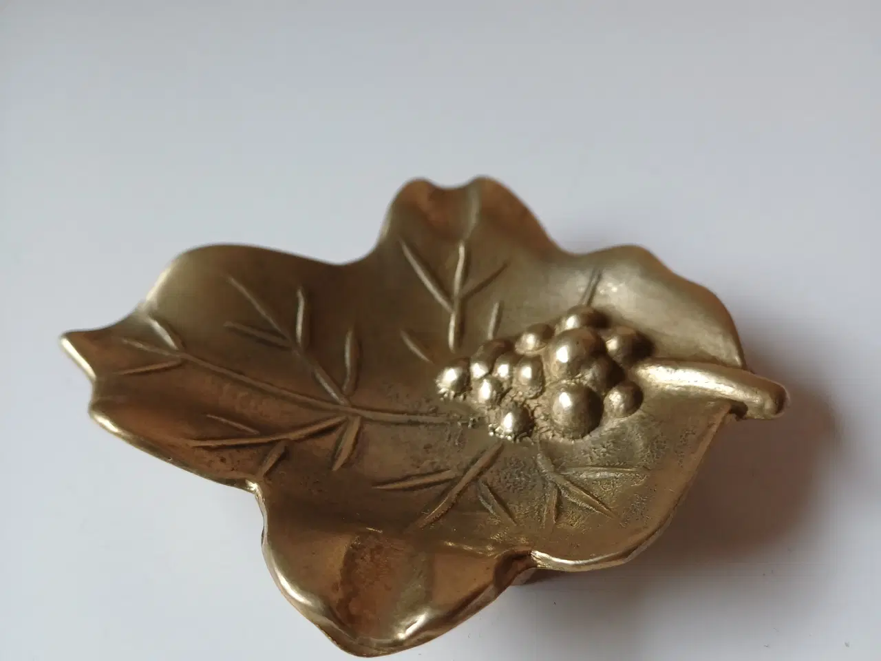 Billede 1 - Lille bladformet skål / askebæger i messing - retr