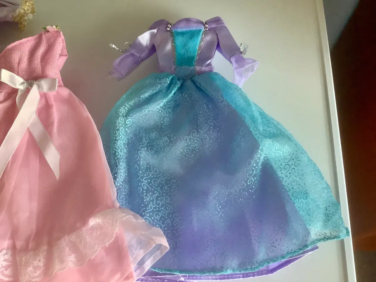 Billede 6 - Lange kjoler til Barbie. Samlet pris 25 kr.