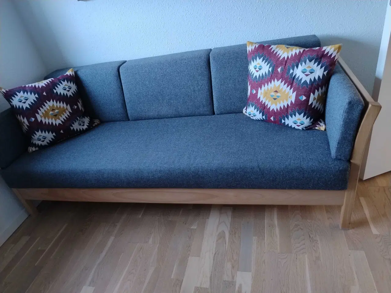 Billede 1 - Sovesofa med spring indlæg grå stof gr flytning