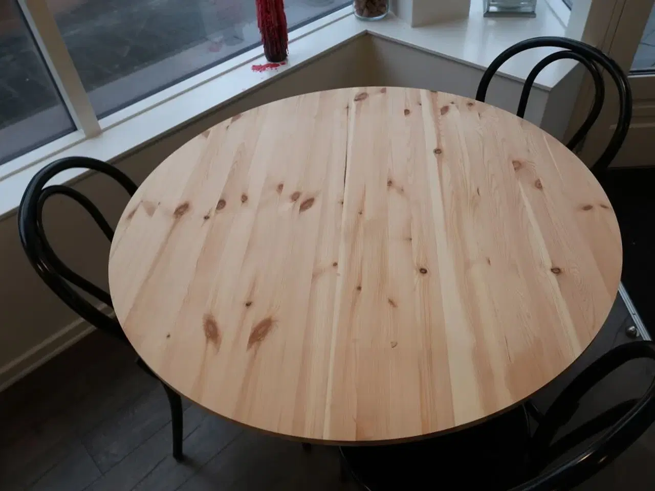 Billede 2 - Cafébord med 3 stk. caféstole