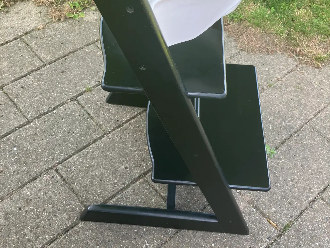 Billede 3 - Sort stokke stol m plastik indsats & ryg.Nye model