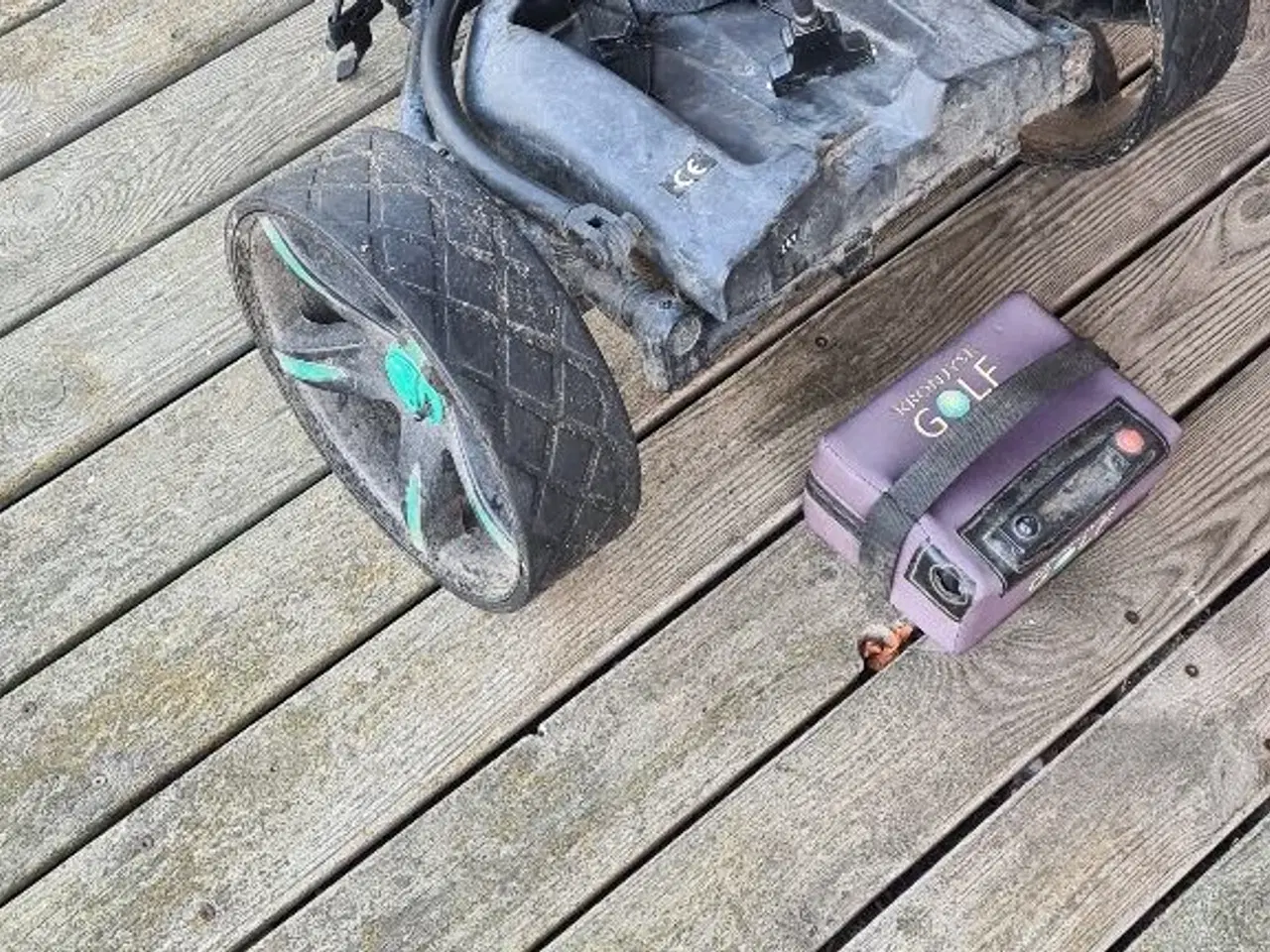 Billede 2 - TaylorMade golfbag med golfjern og el-golfvogn