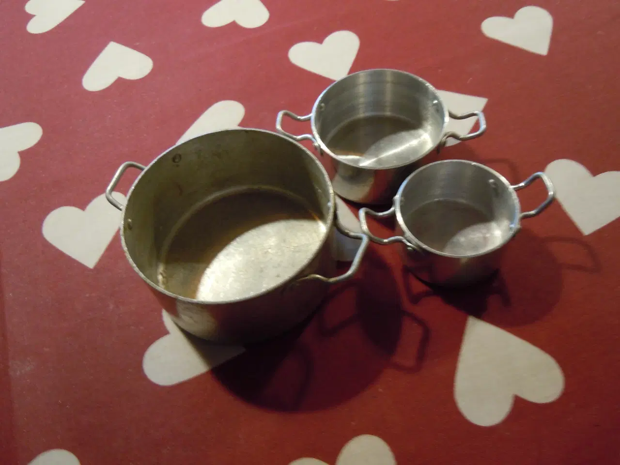 Billede 1 - små legetøjs gryder i metal