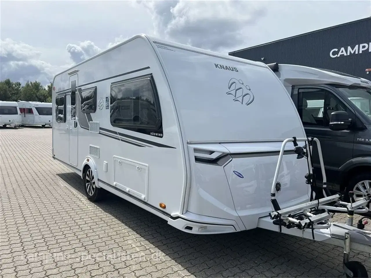 Billede 2 - 2022 - Knaus Südwind 500 EU   Lækker Knaus med enkeltsenge og stor rundsiddegruppe – spækket med udstyr! kan ses hos Camping-Specialisten.dk