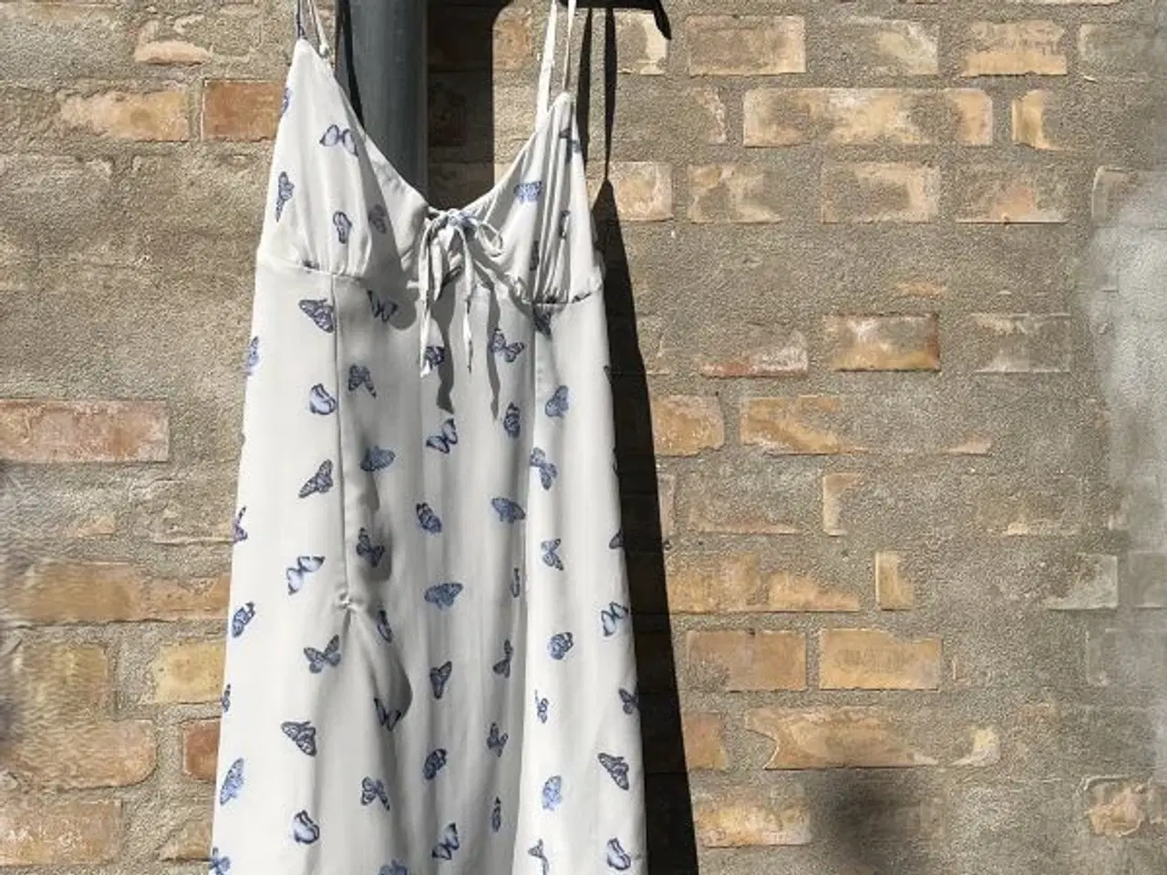 Billede 6 - Sommerkjole med sommerfugle. Aldrig brugt.
