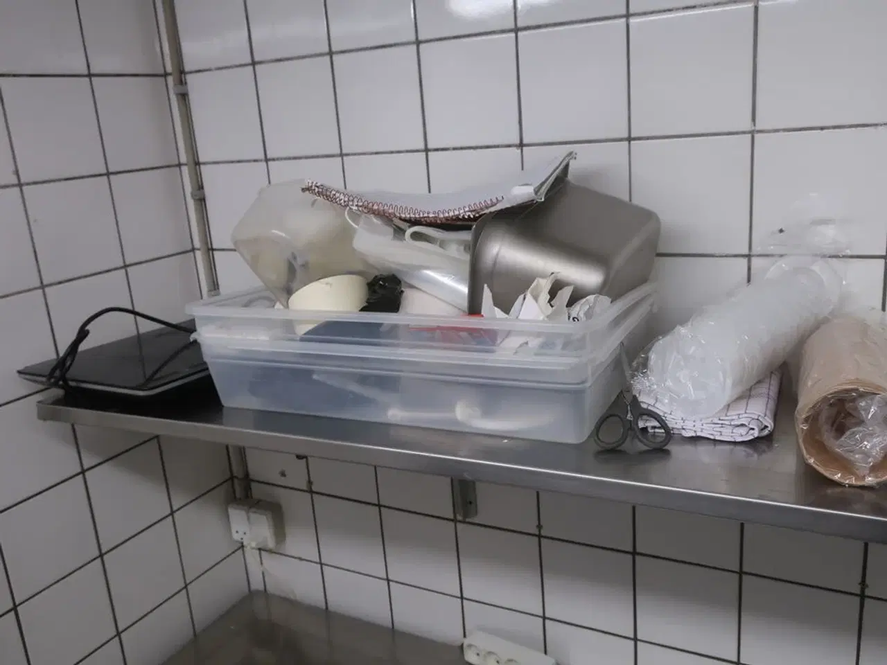 Billede 3 - Rustfri stålmøbler m.v. inkl. indhold