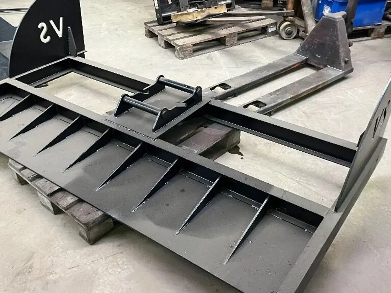 Billede 1 - Forskelligt udstyr Afretter / Skovl stativ Skovl stativ