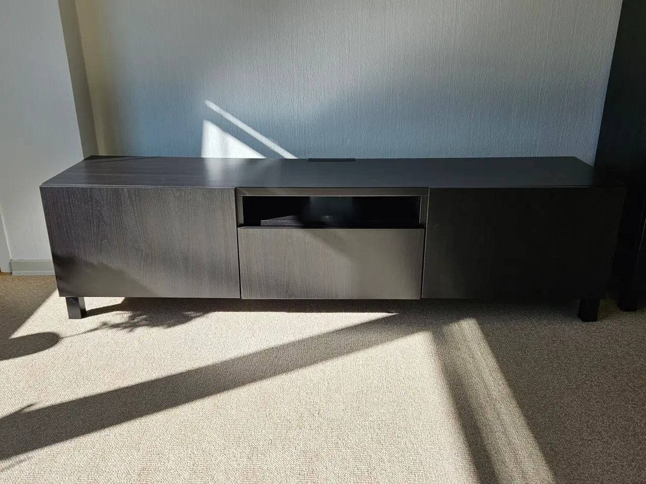 Billede 4 - IKEA tv-bord i mørk trælook 