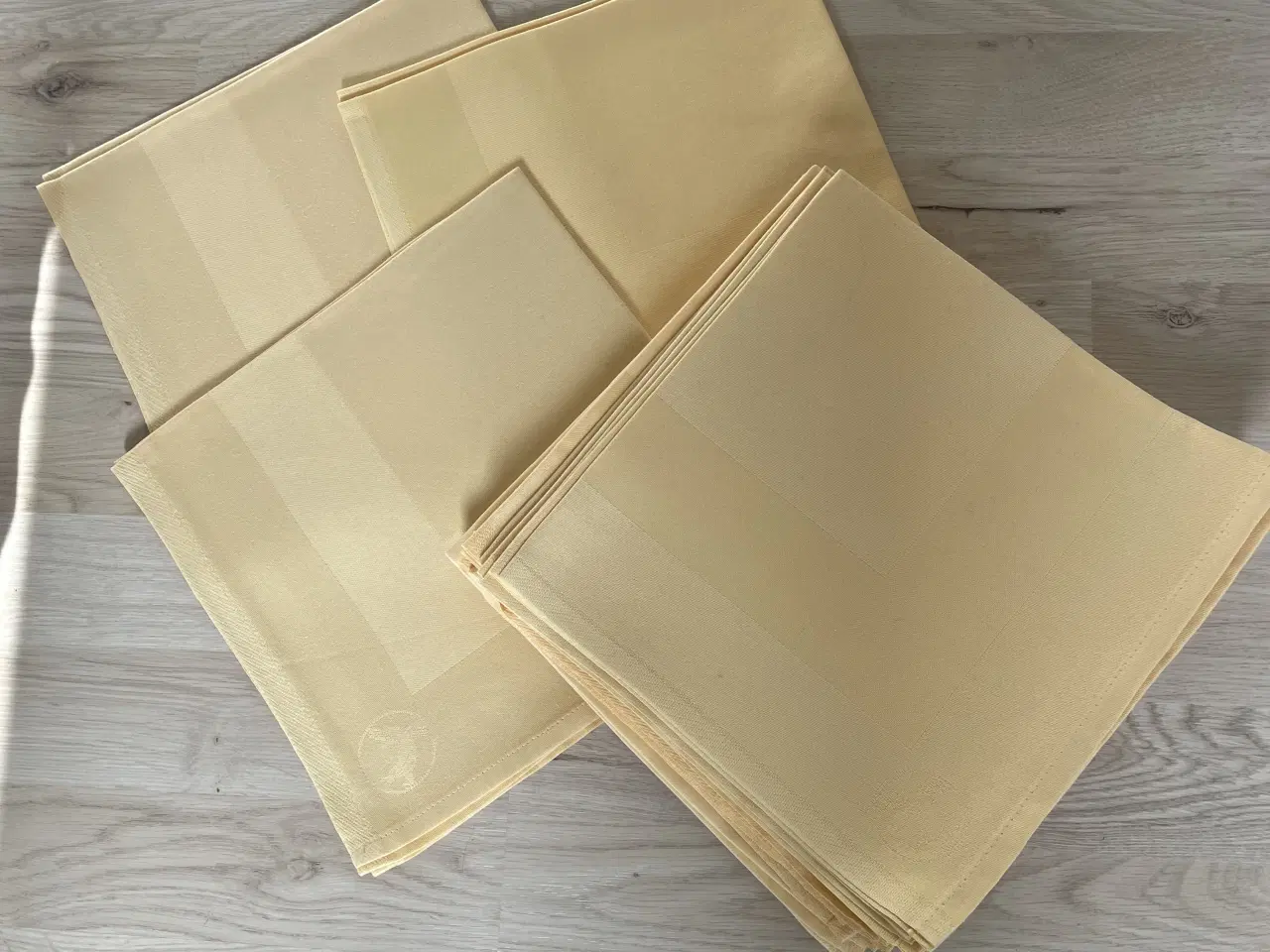 Billede 2 - Stofservietter gule 13 stk