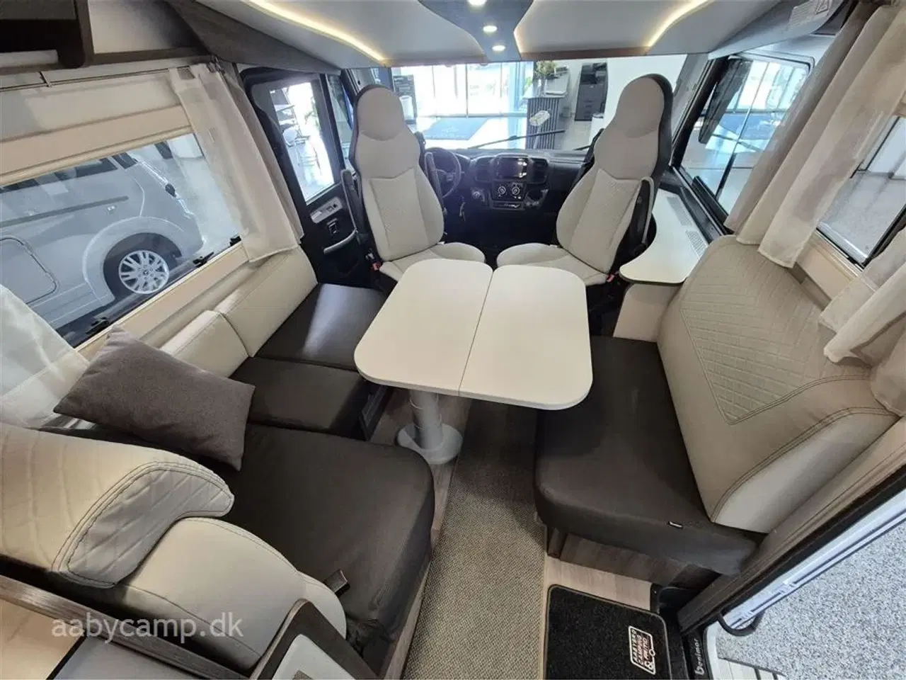 Billede 7 - 2023 - Benimar Amphitryon 983   Solceller. 2x Batterier. 2000w inverter. markise. A/C i bo-del. helårsdæk. undervognsbehandling. helårsdæk. Elektrisk indgangstrin. kun 16000 km!!!