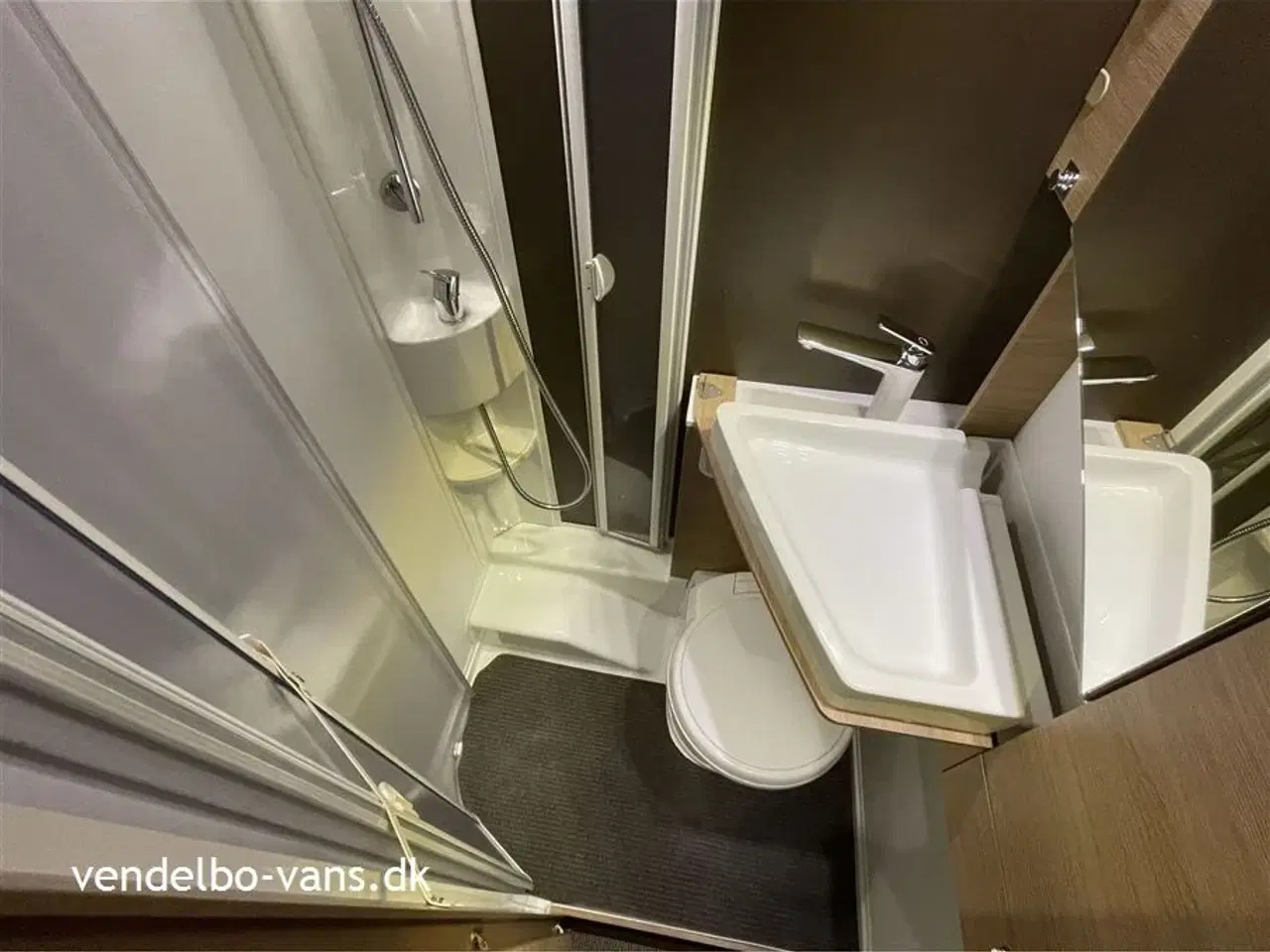 Billede 20 - 2018 - Adria Compact SLS   Smal camper på under 6 m længde - tryk på knappen og den vokser!