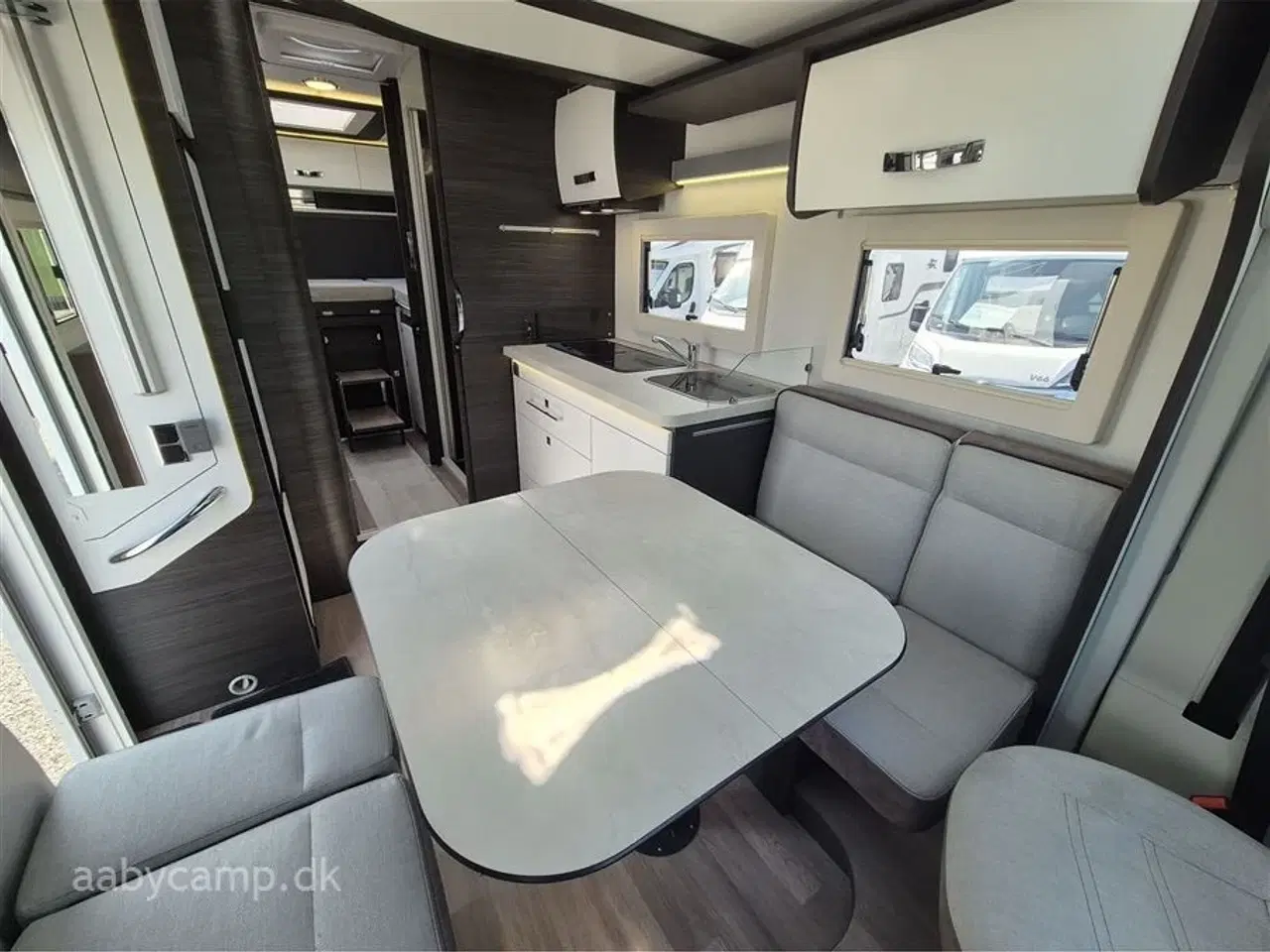 Billede 9 - 2024 - Benimar Mileo 268   NK Pakke. Automatgear. solceller. markise. 200 Ah Lithium Batteri. 2000w inverter. Maxfann. kun 16,000 km. den har fået en omgang ceramic coating så den er nem at holde.