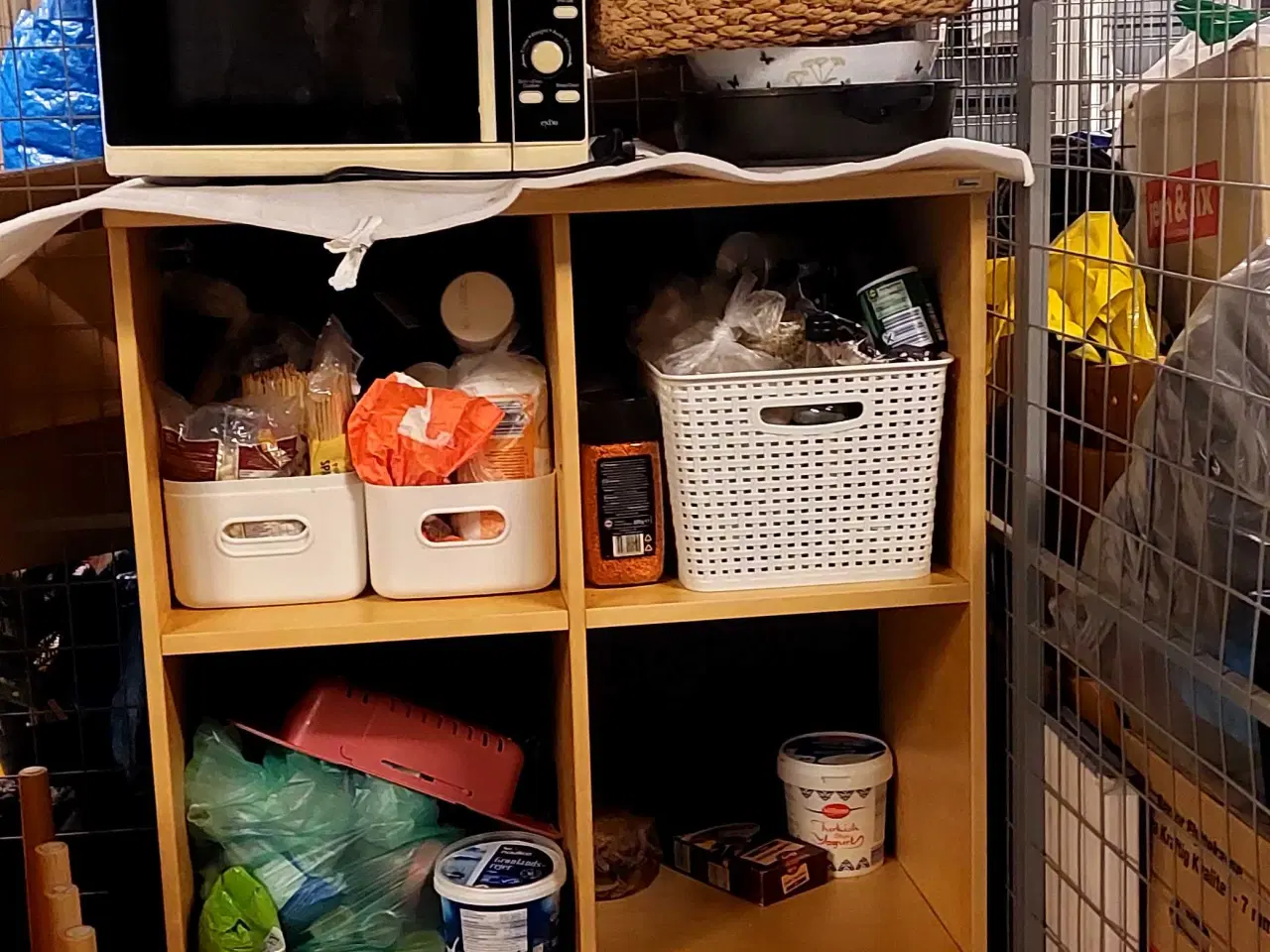 Billede 2 - Robust og rummelig træreol på hjul