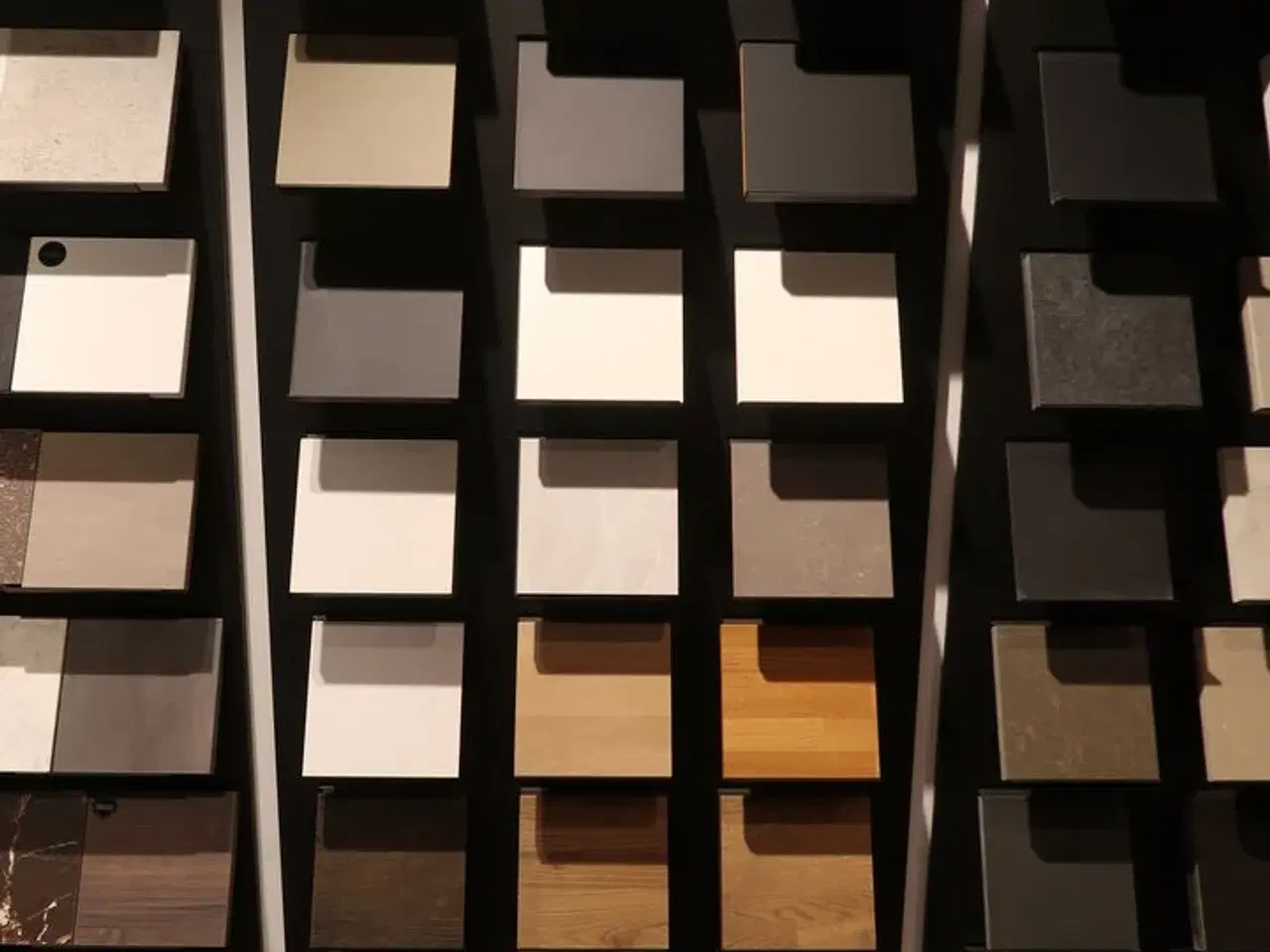 Billede 5 - Vægplader med parti Låger, bordpladeprøver, greb m.m.