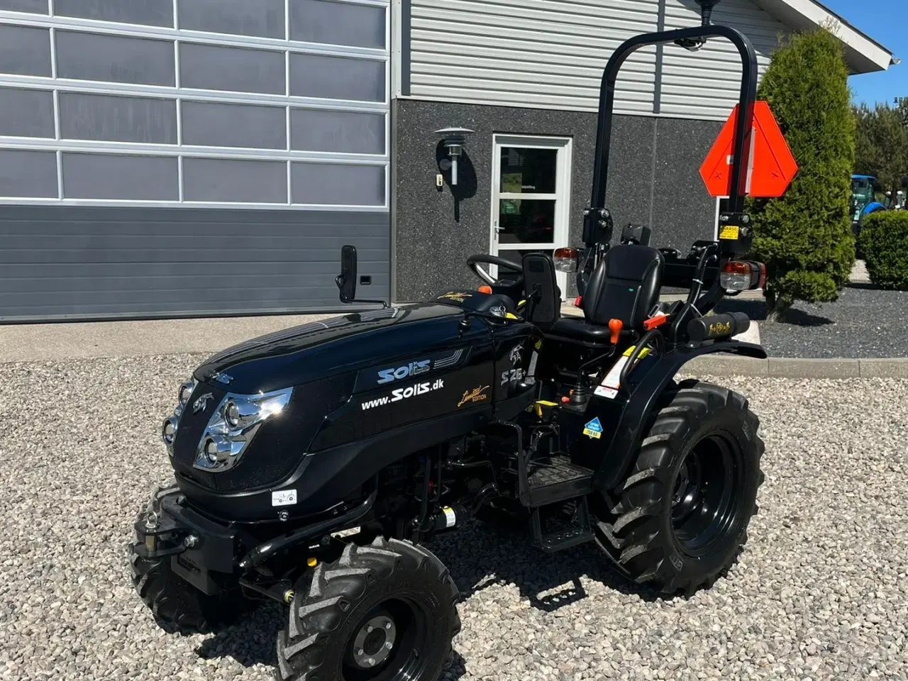 Billede 2 - Solis S26 Limited Edition i sort 6+2 Gearmaskine med Servostyring og brede traktorhjul