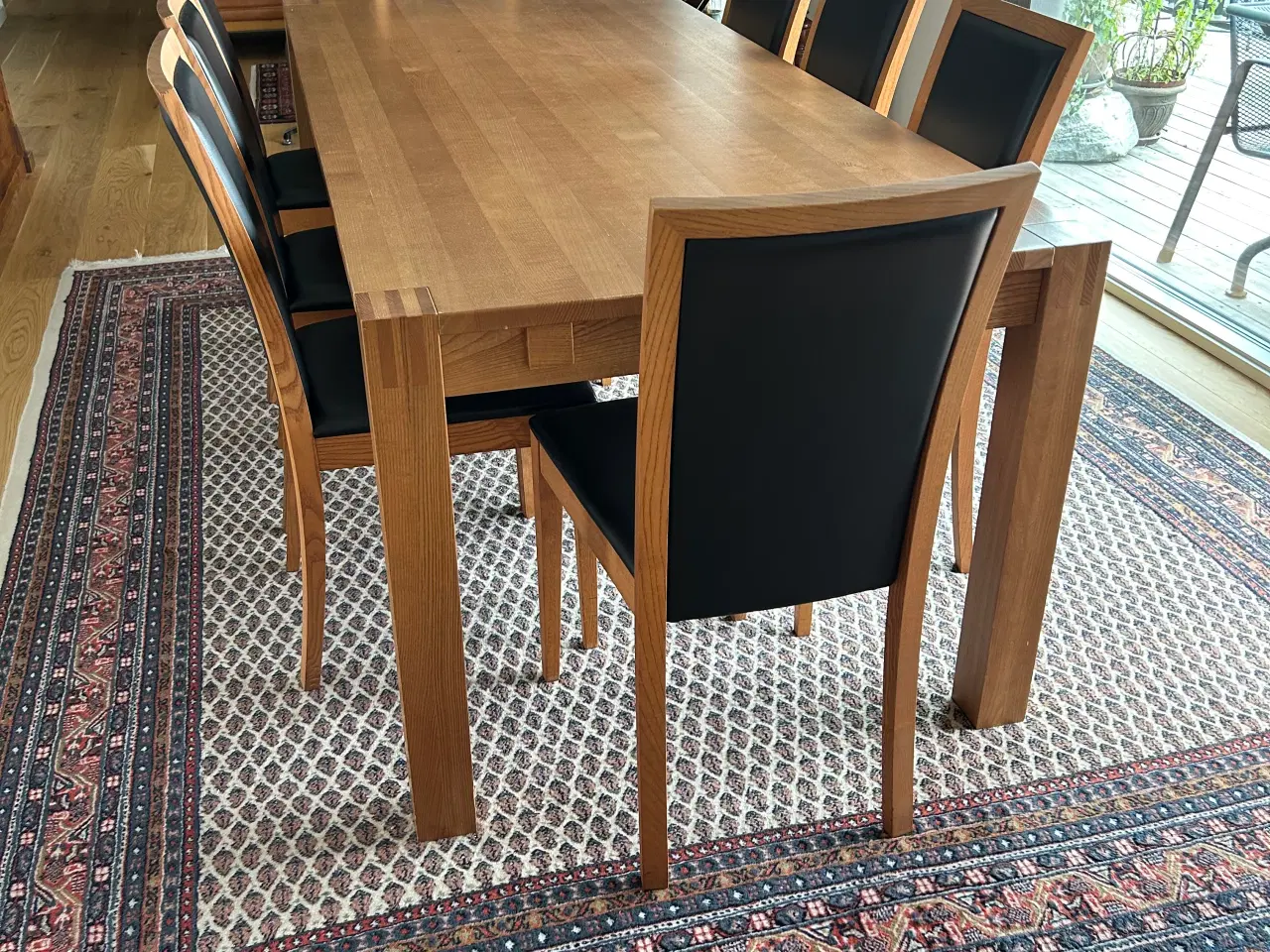 Billede 1 - Spisebord med stole