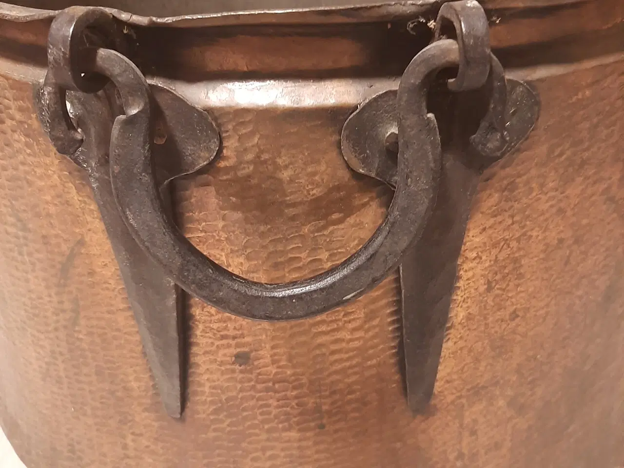 Billede 2 - Stor kobber brændespand i flot hammebanket kobber