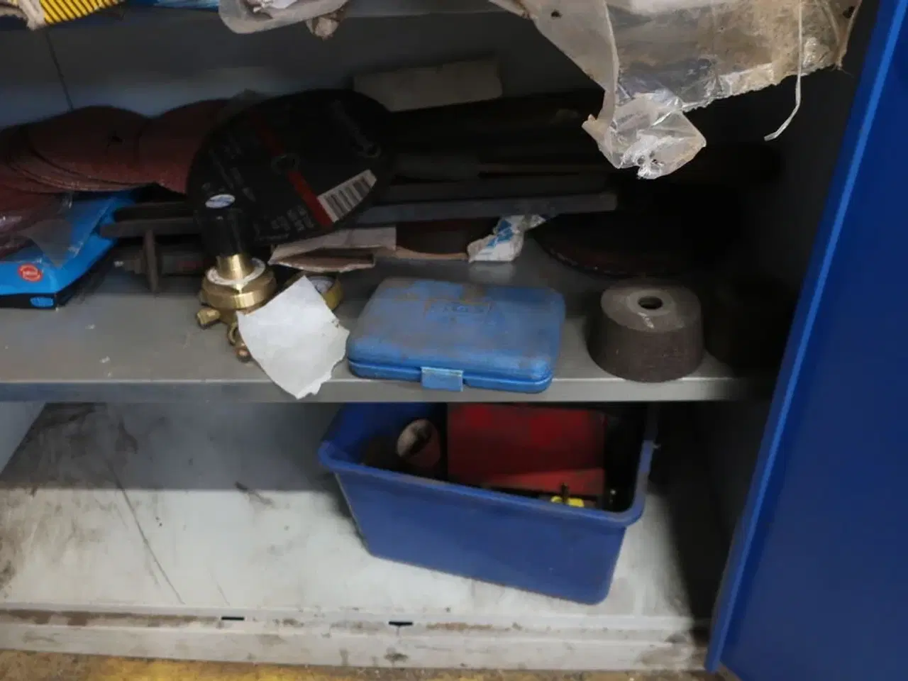 Billede 10 - Stålskab med indhold