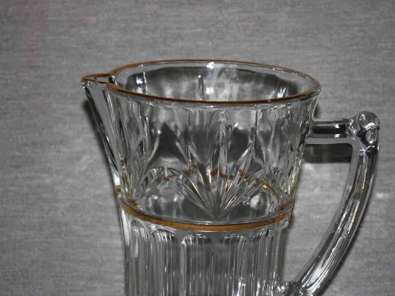 Billede 2 - Flot glas kande med guldkant  H.: 18,5 cm