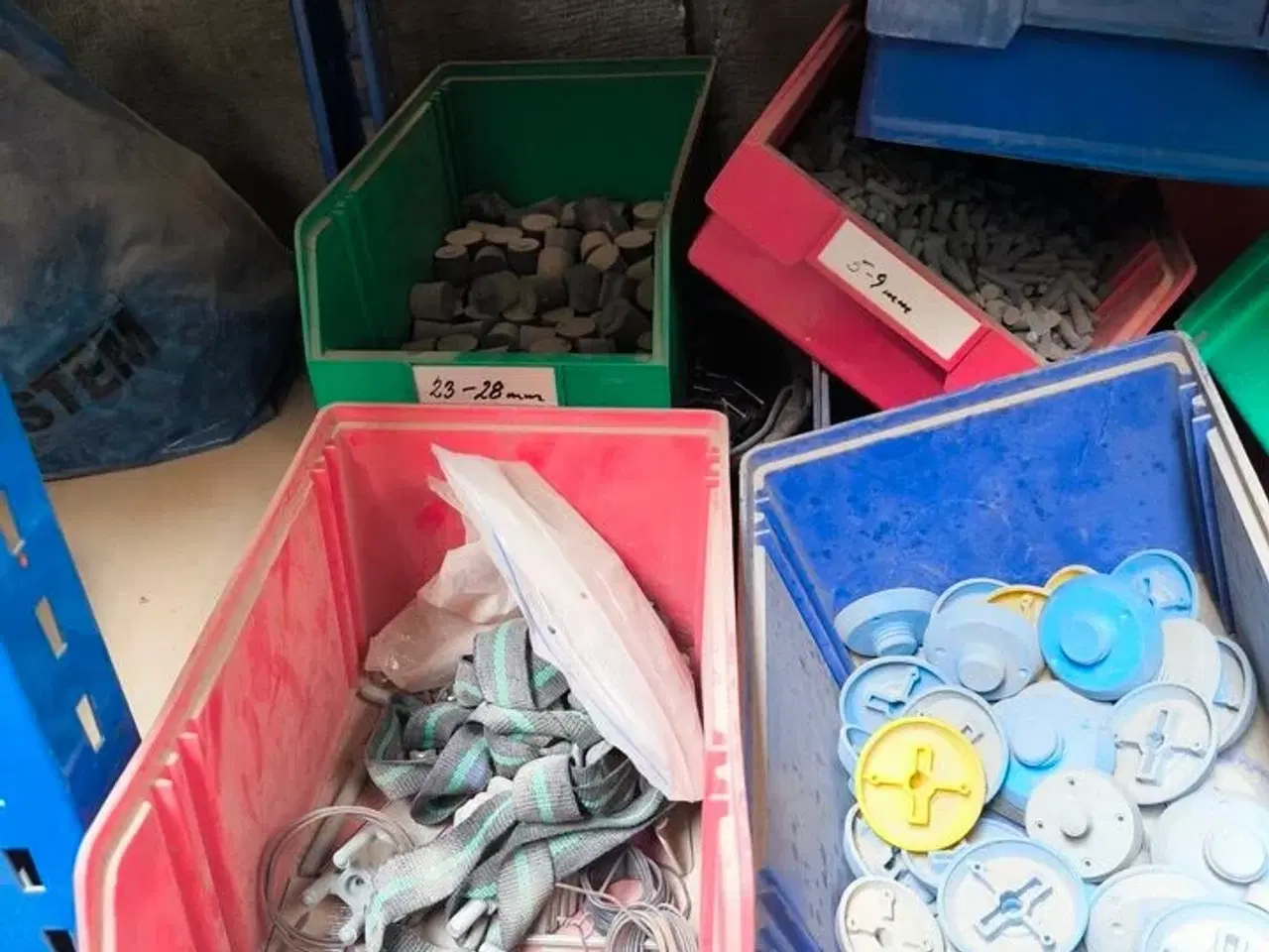 Billede 8 - Indhold på reoler