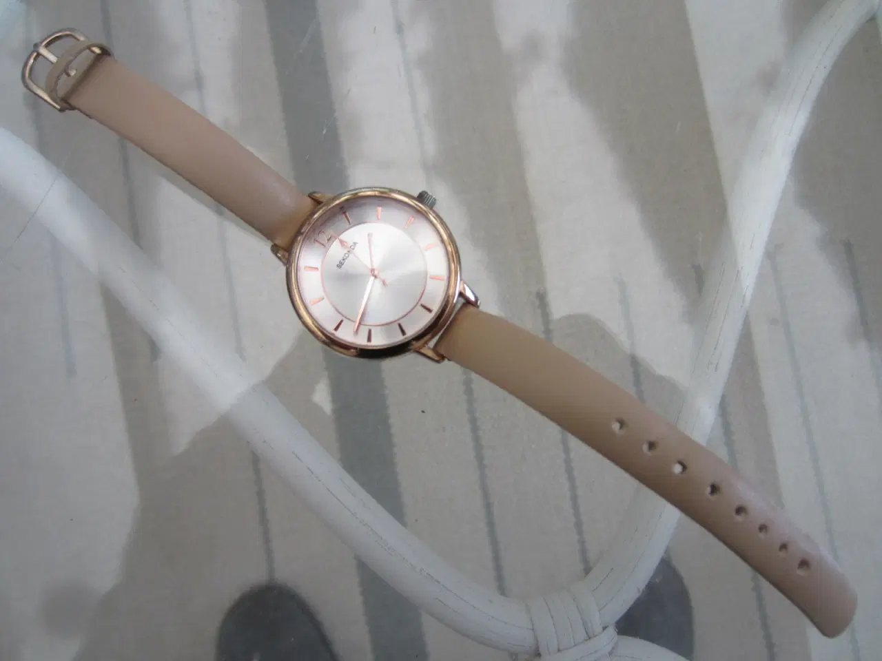 Billede 2 - SEKONDA dameur med gylden urkasse og bagside