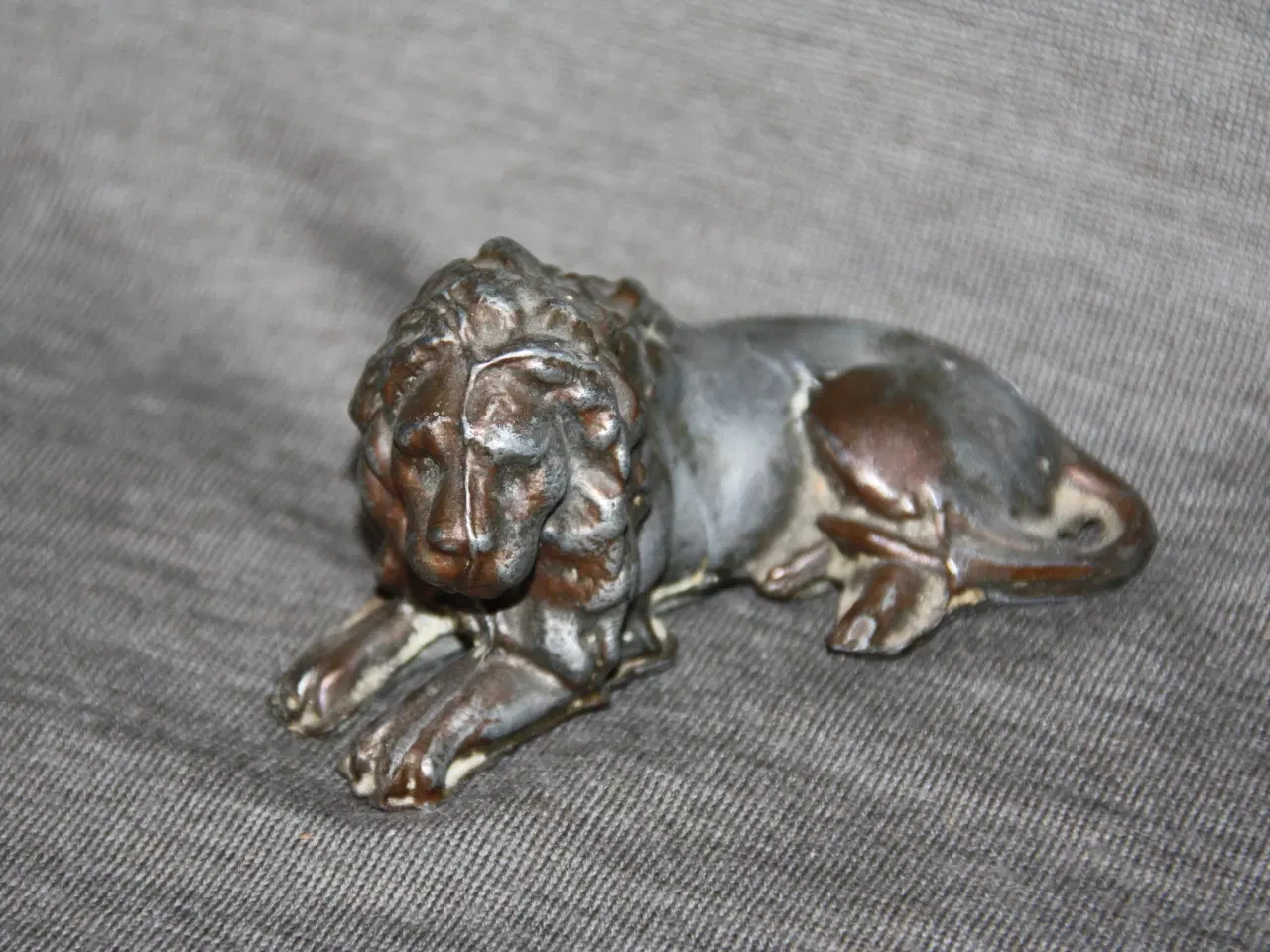 Billede 2 - Løve figur i metal længde 10,5 cm brugt stand