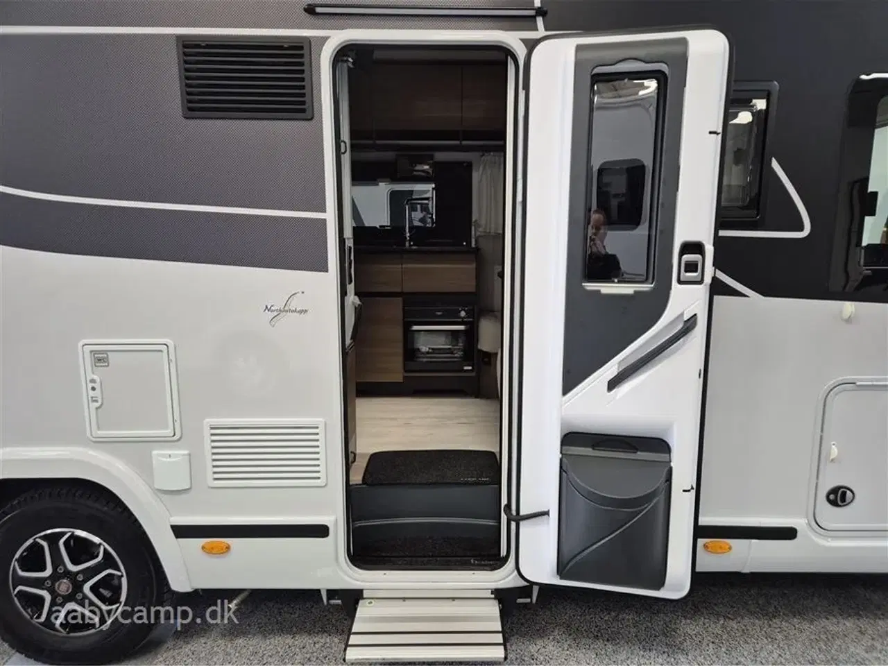 Billede 5 - 2024 - Benimar Amphitryon 967 Northautokapp   Nk.Pakke. Automatgear. solceller. 200Ah Lithium. 2000W inverter. luftundervogn på bagaksel. Hydrauliske støtteben. Alarm. Gasbageovn. Elektrisk tømning af frisk/spildevand. 3m vandfilter. tv samt internet antenne. Kan vejes op til 4400 kg.