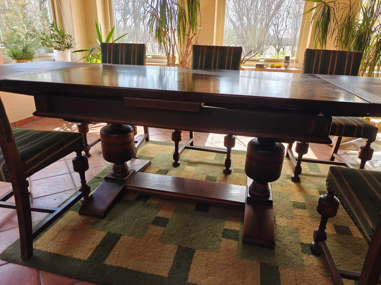 Billede 2 - Massiv egetræsbord med 6 stole