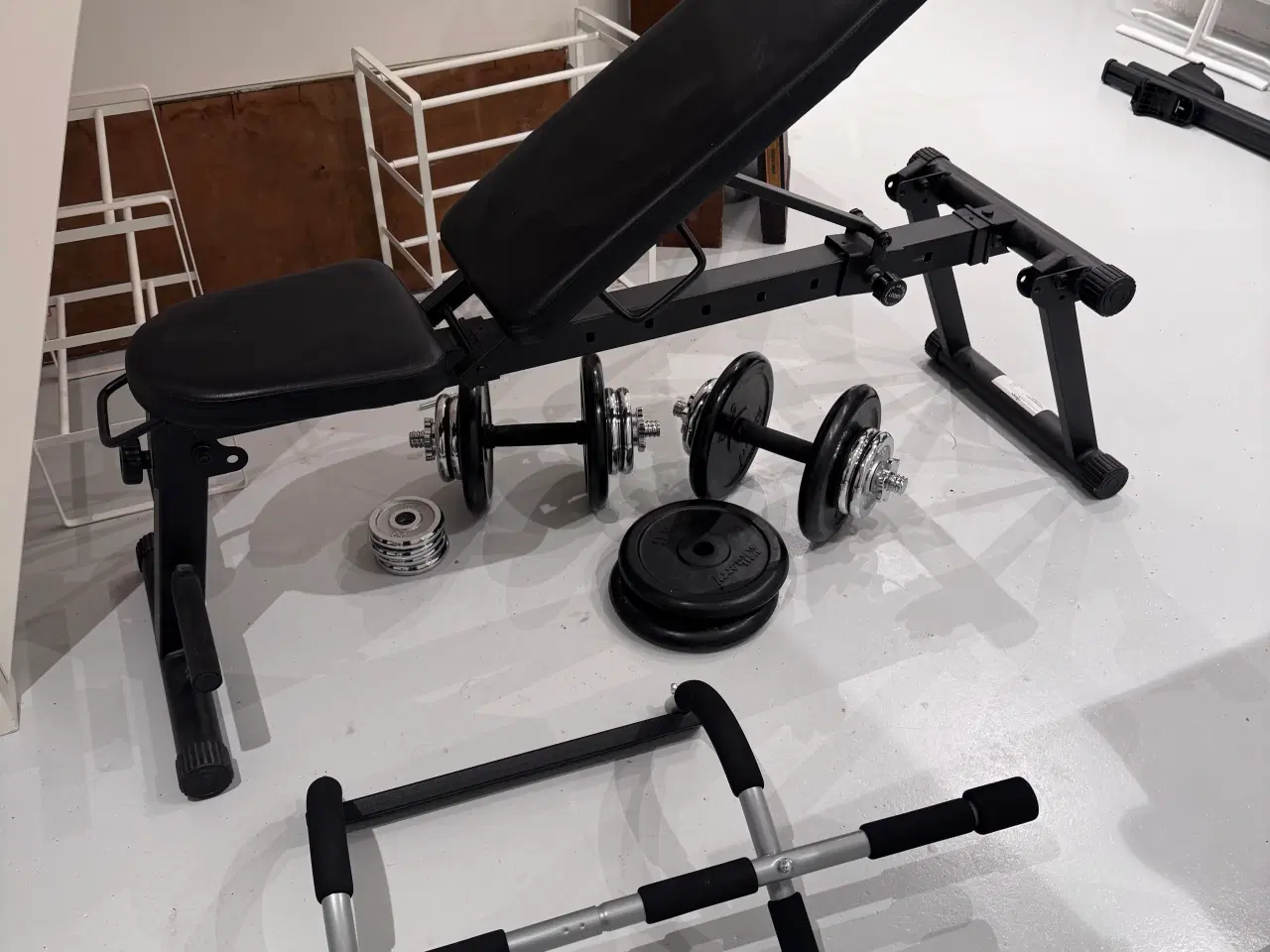 Billede 1 - Træningsbænk, håndvægte, pull-up bar
