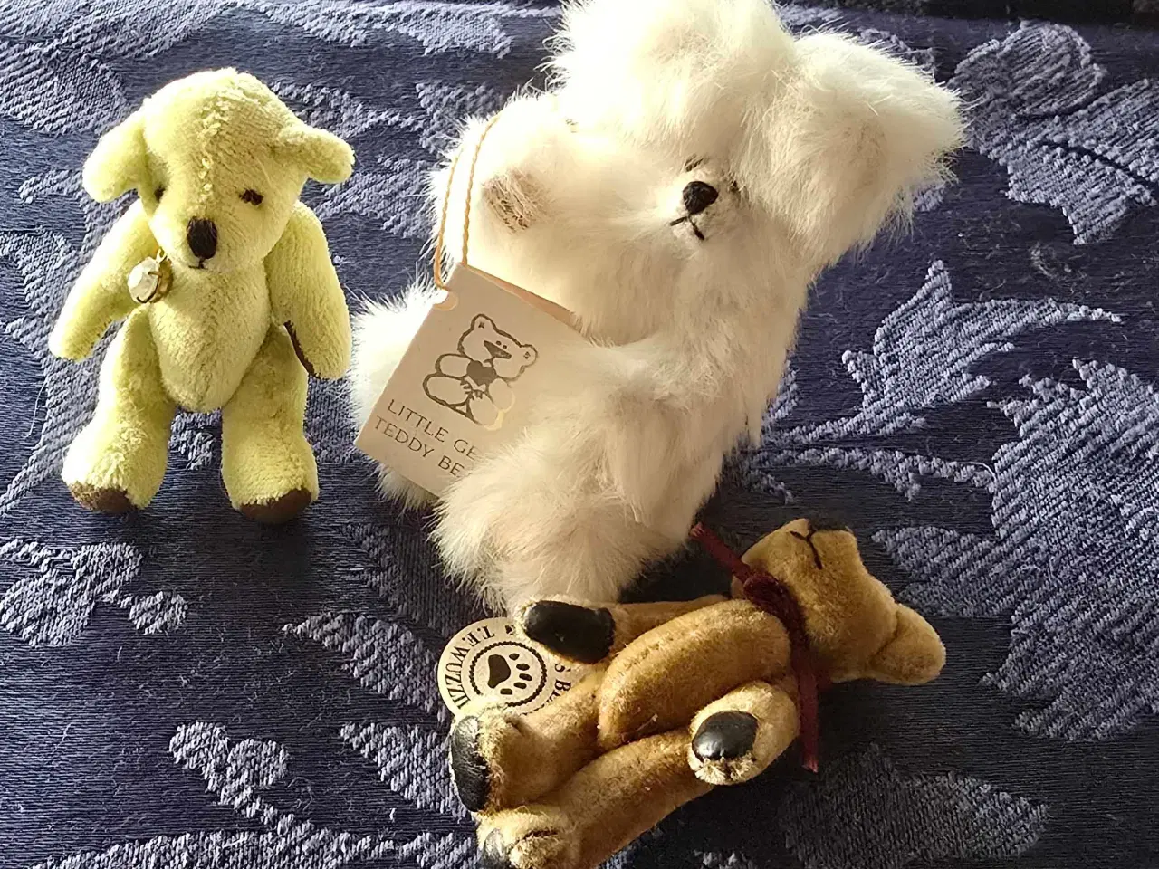 Billede 3 - Tre små håndsyede bamser