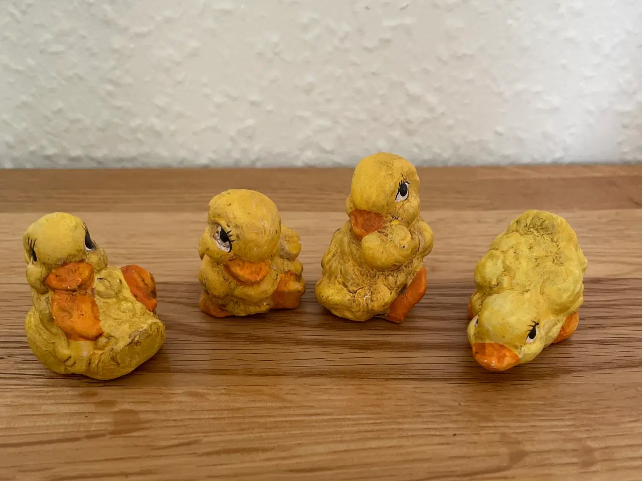 Billede 2 - Forskelligt påskepynt i polyresin. Priser i tekst.