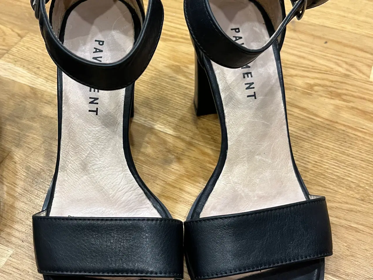 Billede 1 - Fine sandalerne 