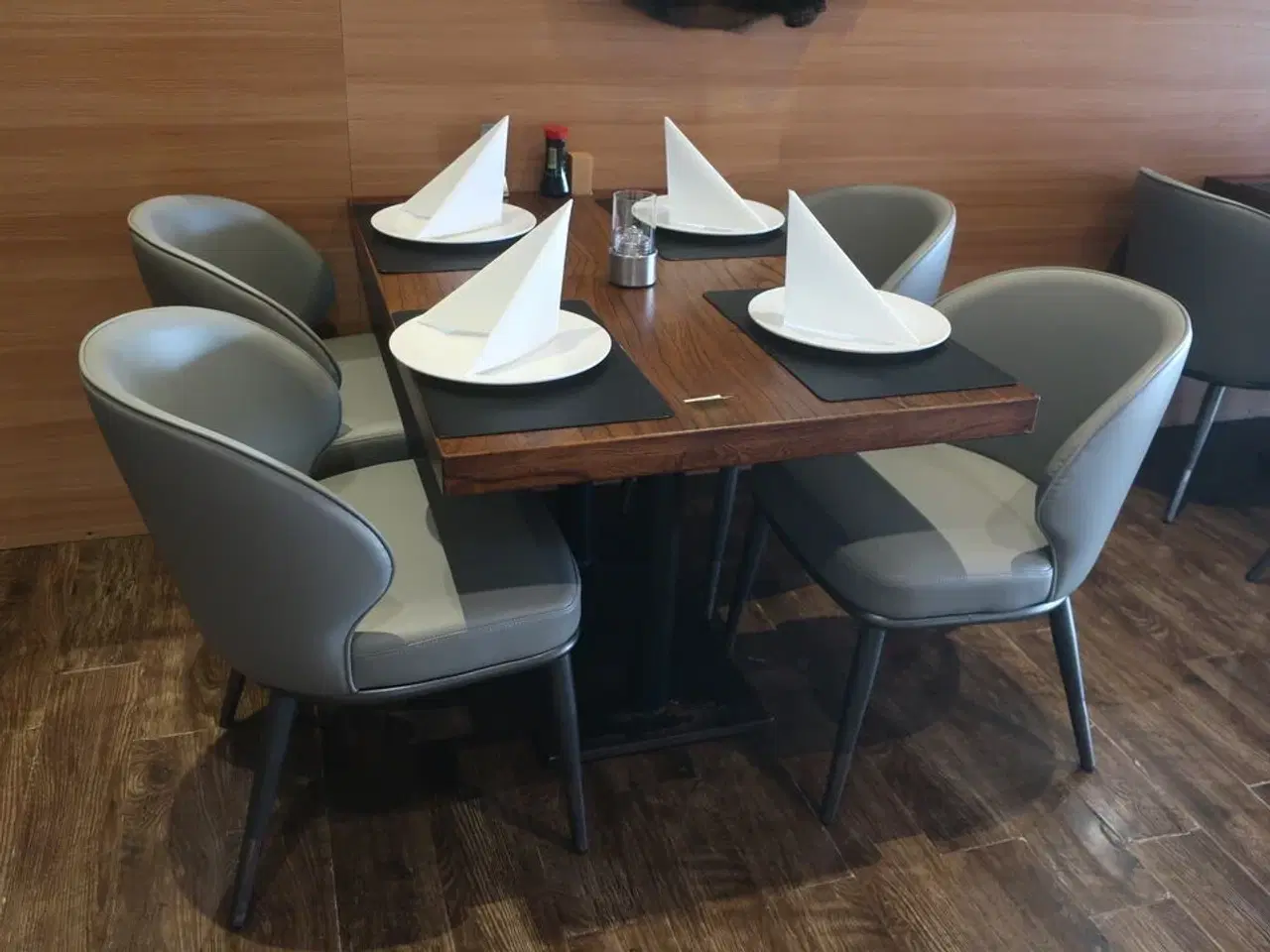 Billede 1 - Bord og 4 nye stole