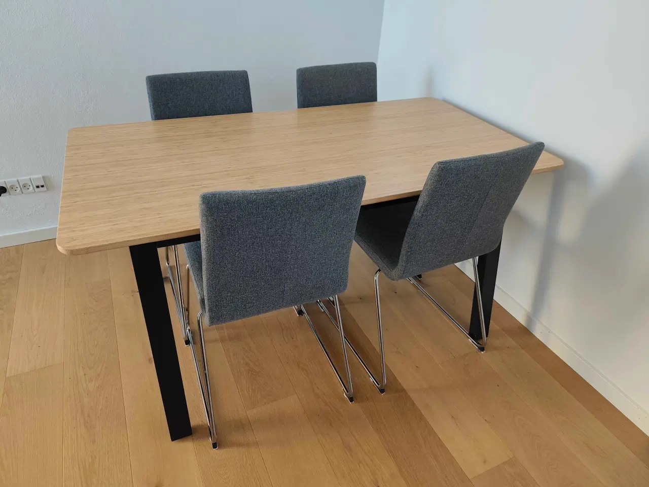 Billede 1 - Spisebord med 4 stole 