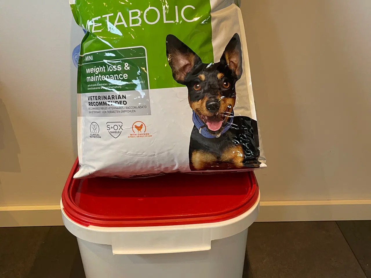 Billede 2 - 16 kg foder til lille hund incl. foderspand