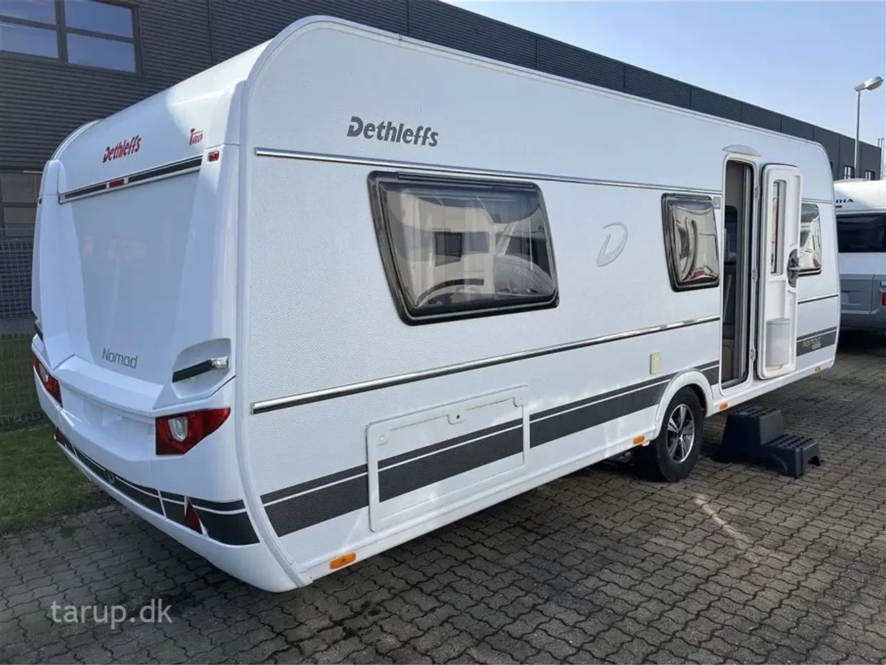 Billede 3 - 2020 - Dethleffs Nomad Snow 590 RF   Fortelt: Isabella Commodore, mover, ALDE centralvarme, vandbåren gulvvarme, rundsiddegruppe, tv-antenne, stort 140 l. køleskab m/ fryser,