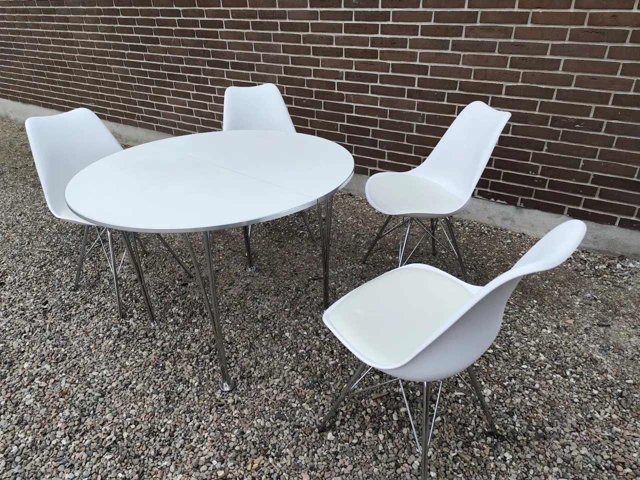 Billede 2 - Spisebord og 4 stole til salg