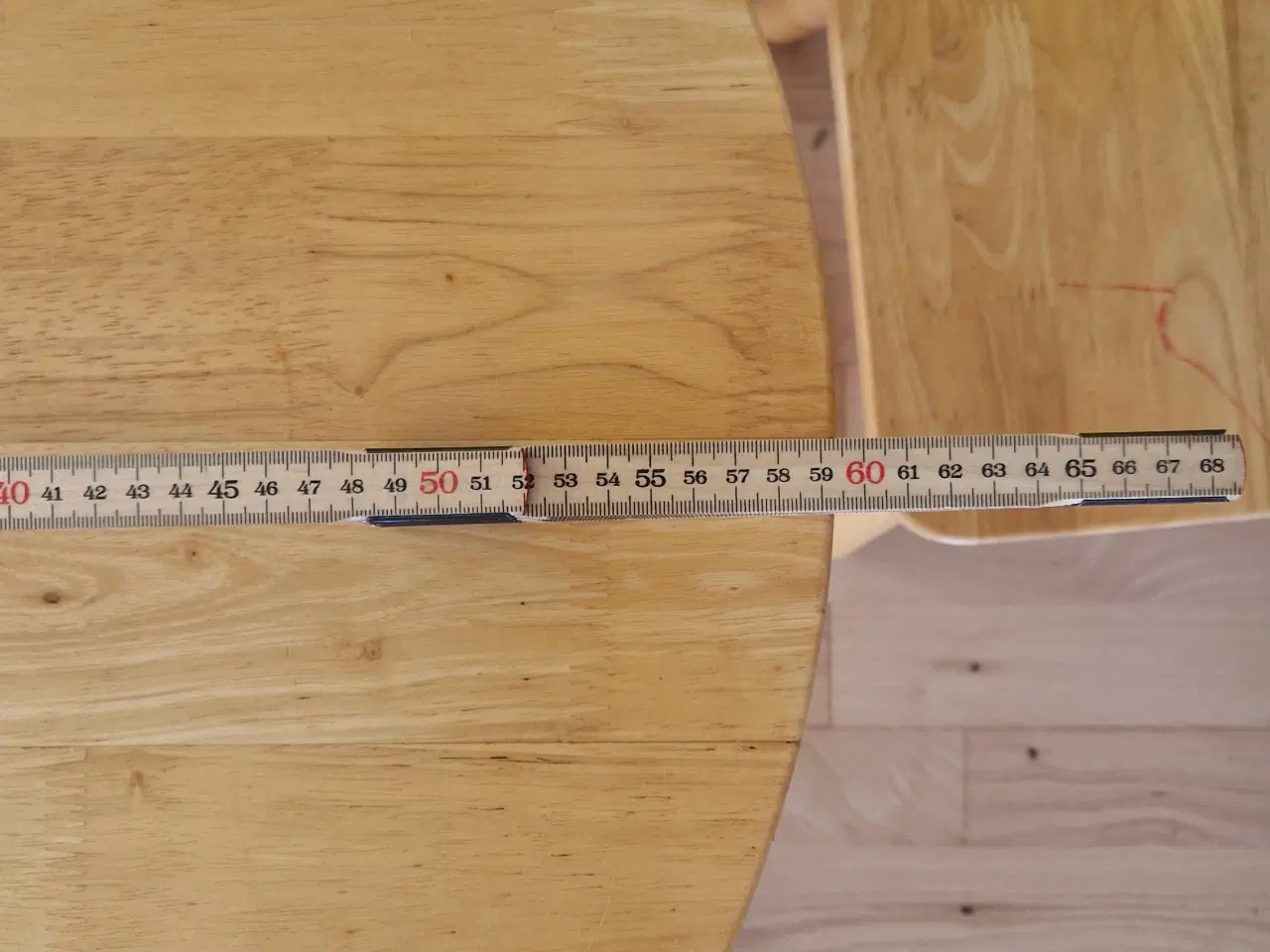 Billede 4 - 🧸 Børnebord med 2 stole – solidt og hyggeligt sæt